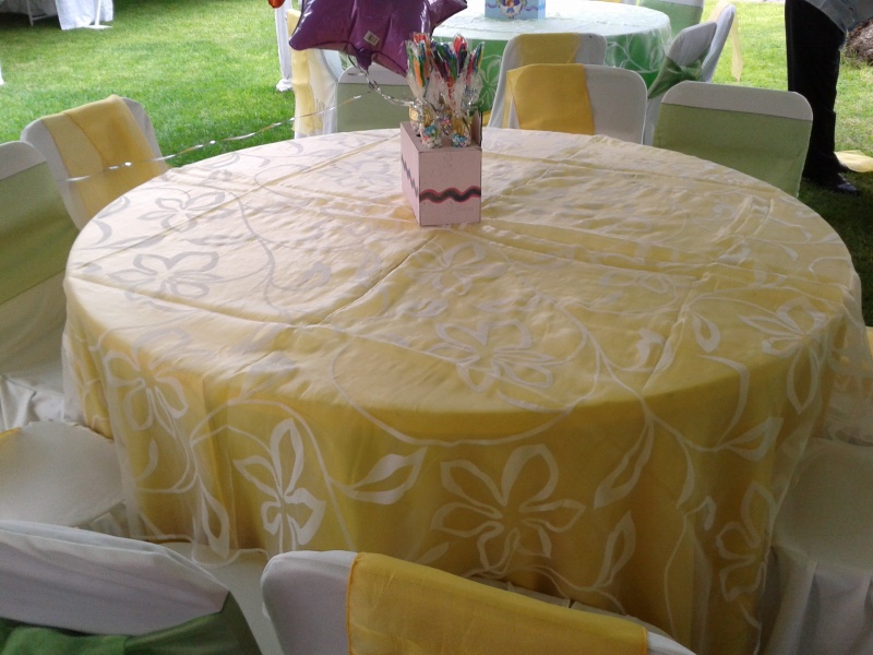 Mantel blanco básico y cubre mantel amarillo fantasía, silla avantagrden de  madera. En si este montaje es muy economico en cuest…